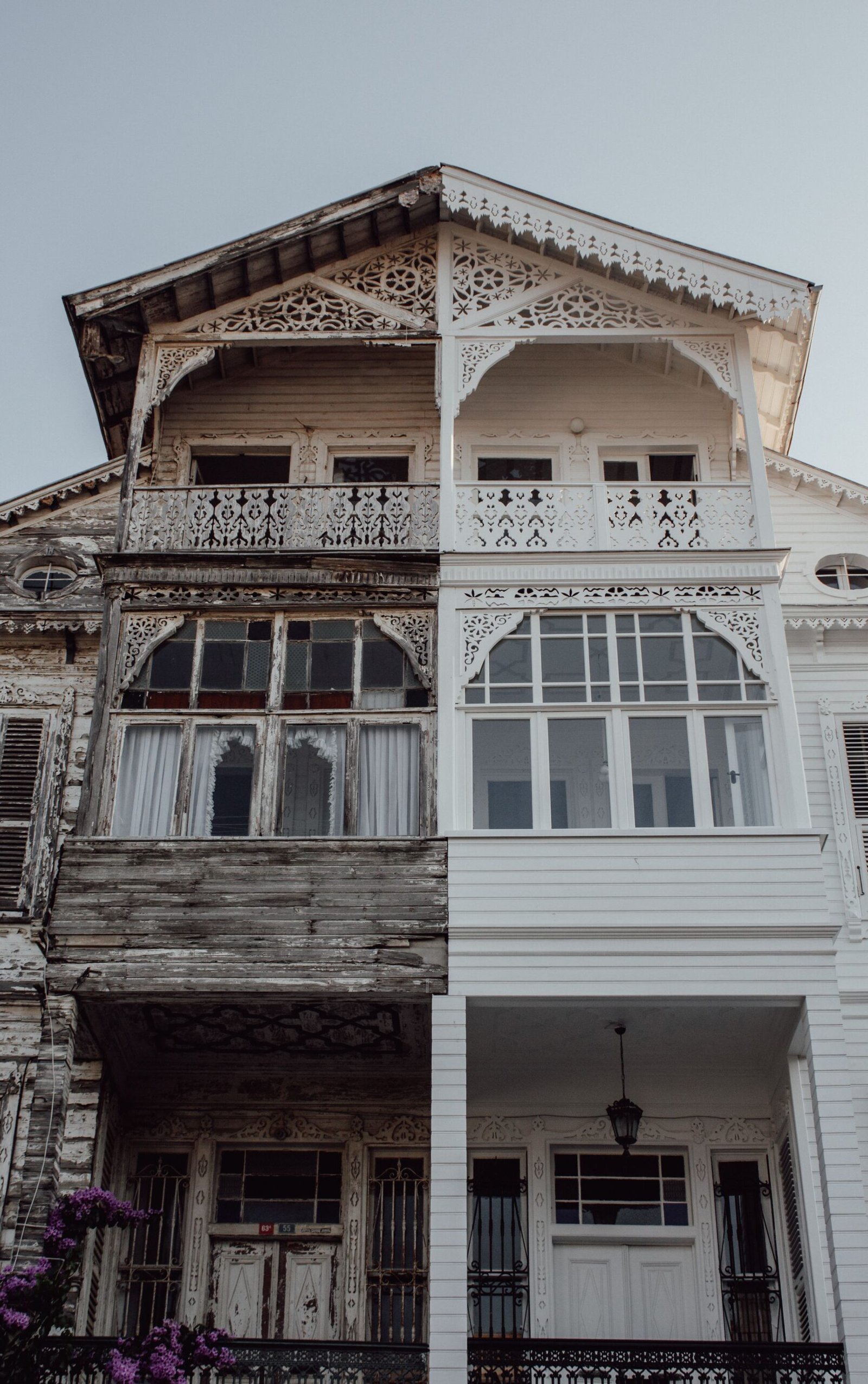 Home Contrast of old and renovated wooden facades in Heybeliada, İstanbul, Türkiye.